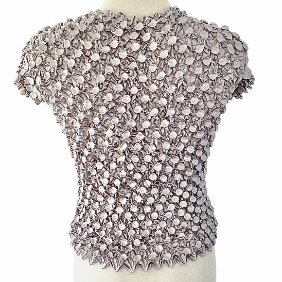 UNBRANDED silver satiny short sleeve popcorn top - Picture 4 of 8